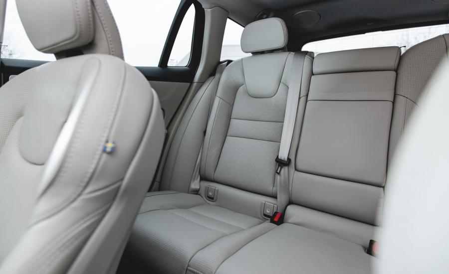 Интерьер Volvo V60 T6 Inscription 2018 года  (NA) (фото 19 из 27)